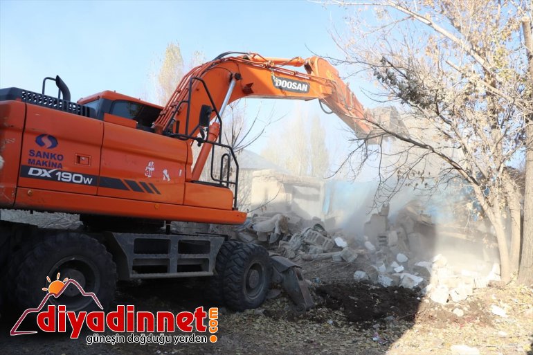 Başkan Sayan, yaşlı kadının ev hayalini gerçekleştirmek için çalışmalara başladı