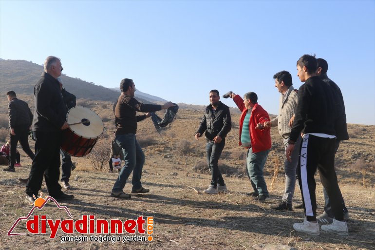 Bubi Dağı'na tırmanan öğretmenler halay çekip enerji depoladı