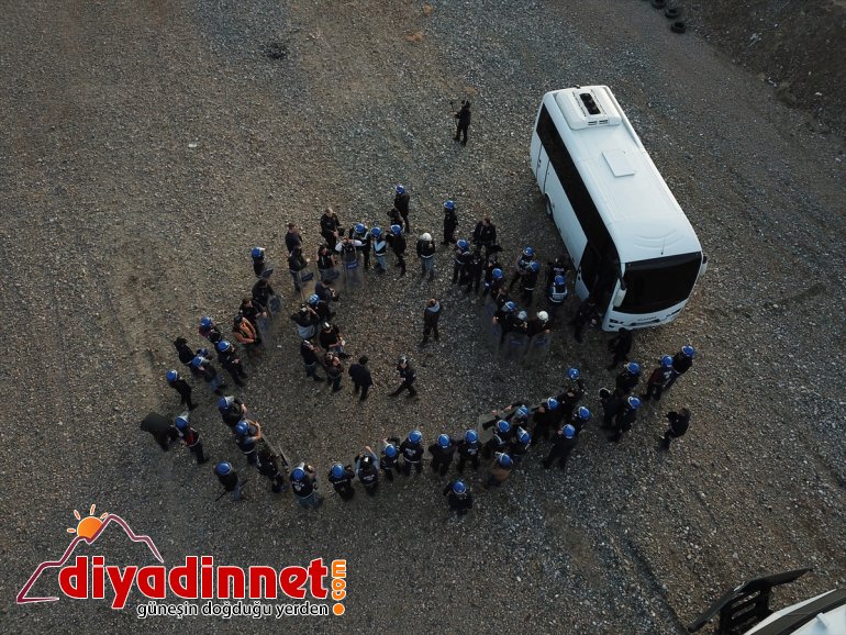 Çevik kuvvet polislerinin eğitim tatbikatı gerçeği aratmadı