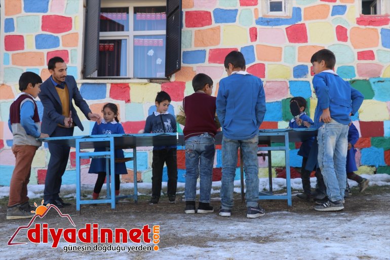 Dağ köyü, el ele veren öğretmen çiftin yuvası oldu