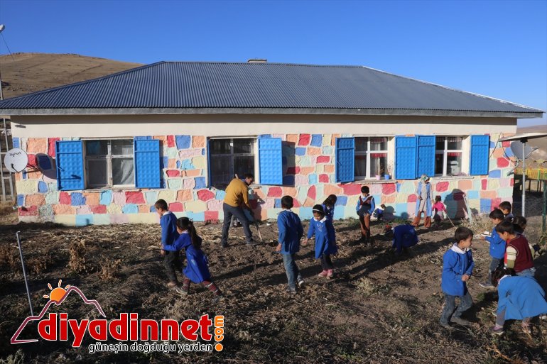 Dağ köyü, el ele veren öğretmen çiftin yuvası oldu11