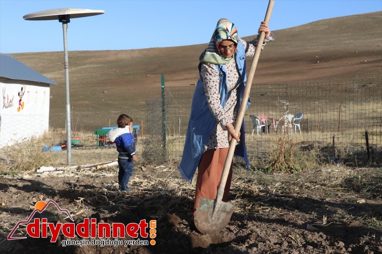 Dağ köyü, el ele veren öğretmen çiftin yuvası oldu13