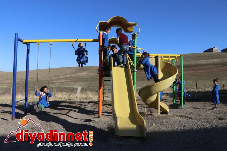 Dağ köyü, el ele veren öğretmen çiftin yuvası oldu3