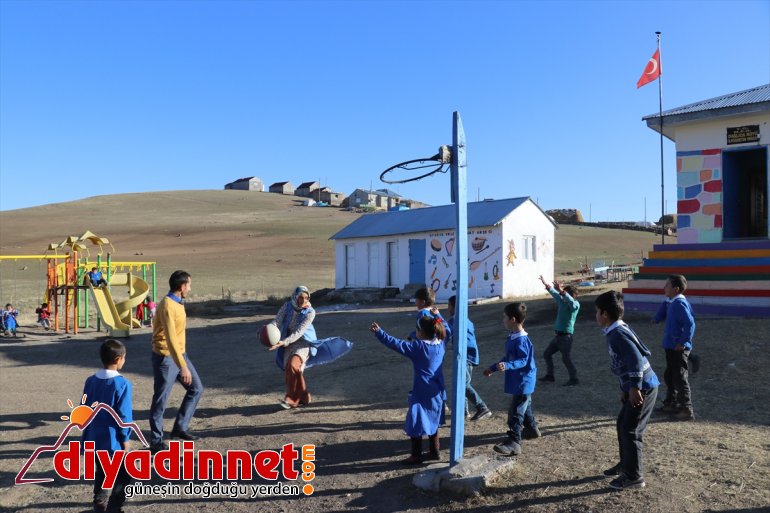 Dağ köyü, el ele veren öğretmen çiftin yuvası oldu4