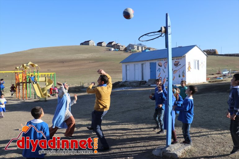 Dağ köyü, el ele veren öğretmen çiftin yuvası oldu5