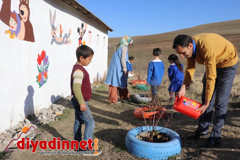 Dağ köyü, el ele veren öğretmen çiftin yuvası oldu7