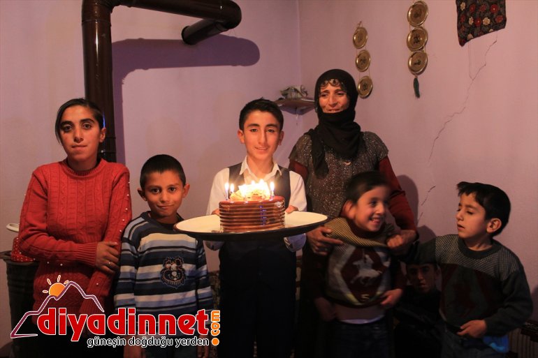 Doğum gününü ilk kez öğretmenleriyle kutladı