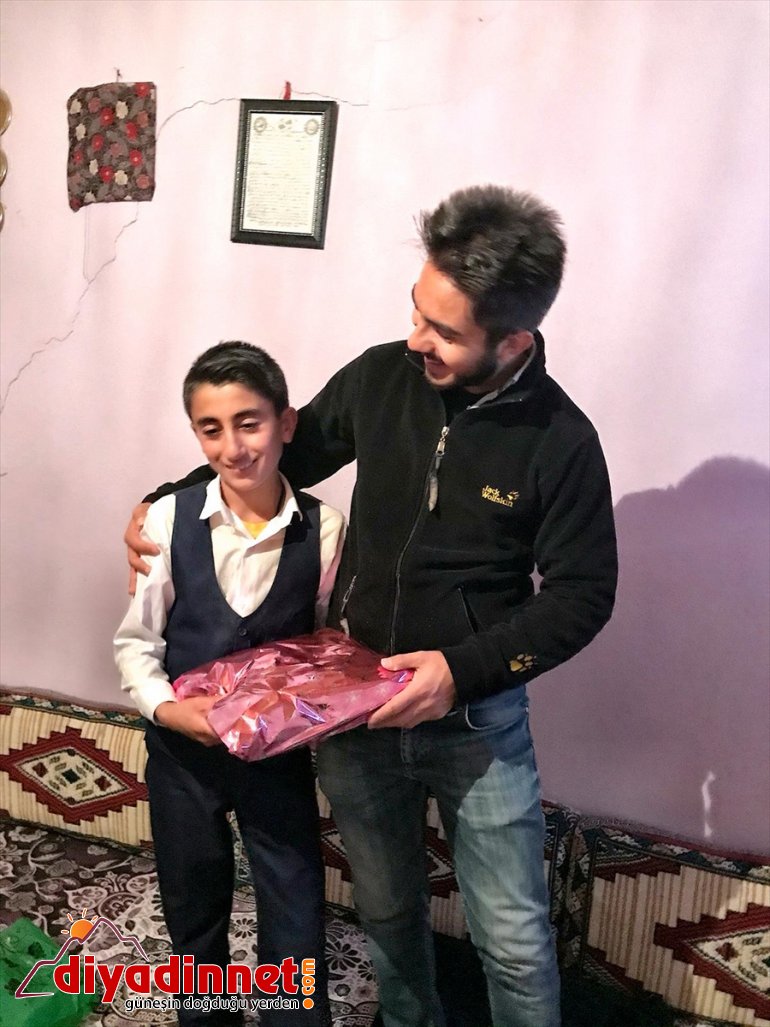 Doğum gününü ilk kez öğretmenleriyle kutladı - AĞRI3