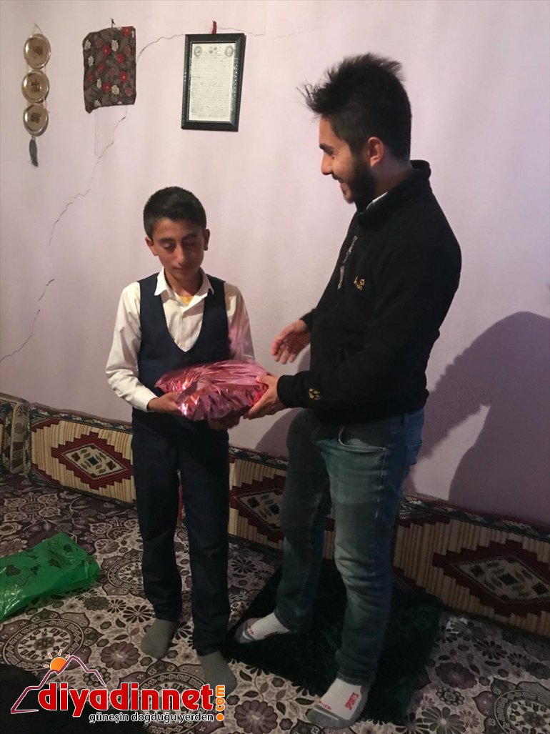 Doğum gününü ilk kez öğretmenleriyle kutladı - AĞRI4