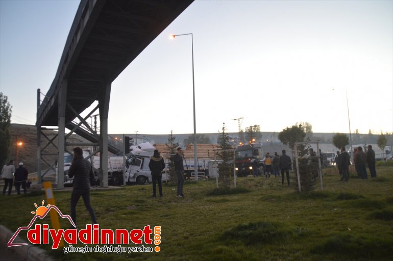 Erzurum-Ağrı kara yolu iki tırın çarpışması sonucu bir süre ulaşıma kapandı