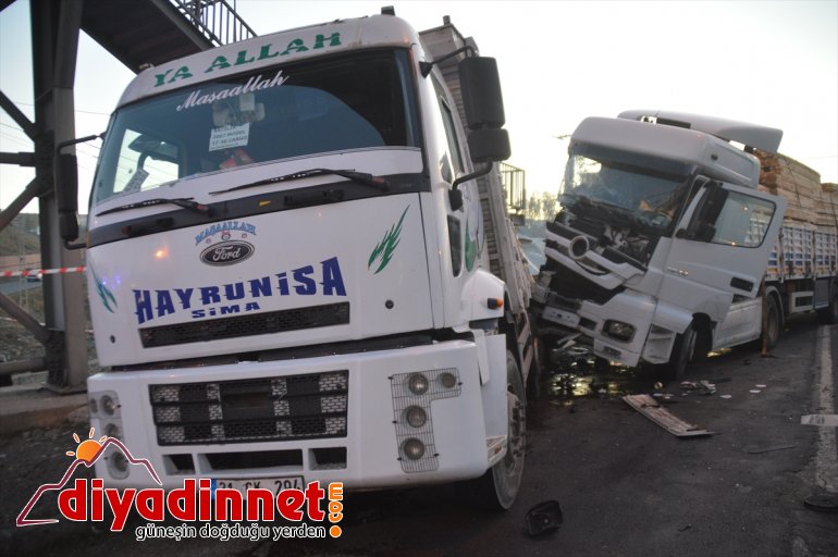 Erzurum-Ağrı kara yolu iki tırın çarpışması sonucu bir süre ulaşıma kapandı - AĞRI2
