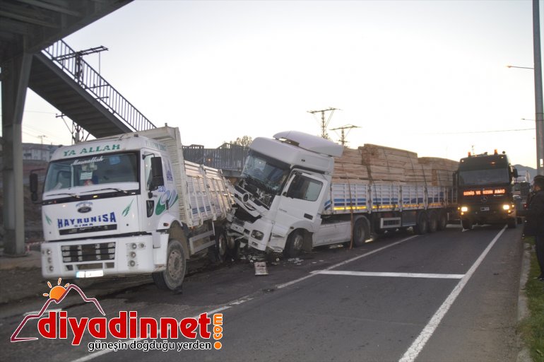 Erzurum-Ağrı kara yolu iki tırın çarpışması sonucu bir süre ulaşıma kapandı - AĞRI3