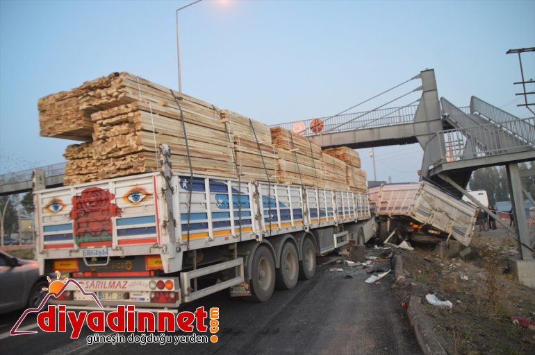 Erzurum-Ağrı kara yolu iki tırın çarpışması sonucu bir süre ulaşıma kapandı - AĞRI4