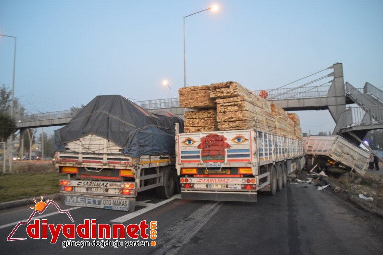 Erzurum-Ağrı kara yolu iki tırın çarpışması sonucu bir süre ulaşıma kapandı - AĞRI5
