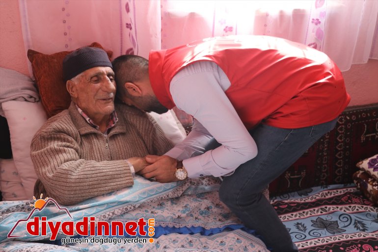 Gençler yaşlıların saç bakımı için seferber oldu2