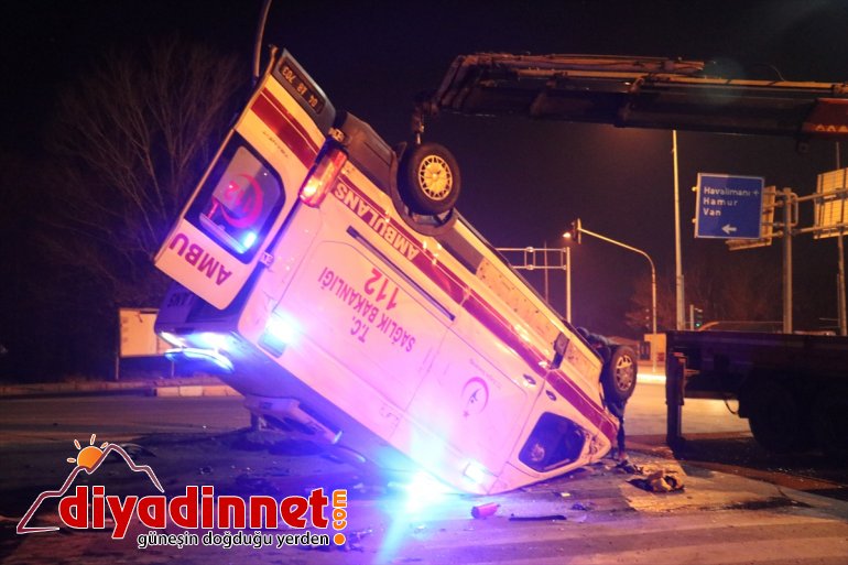 Ağrı'da hasta taşıyan ambulansla otomobil çarpıştı: 1 ölü, 9 yaralı
