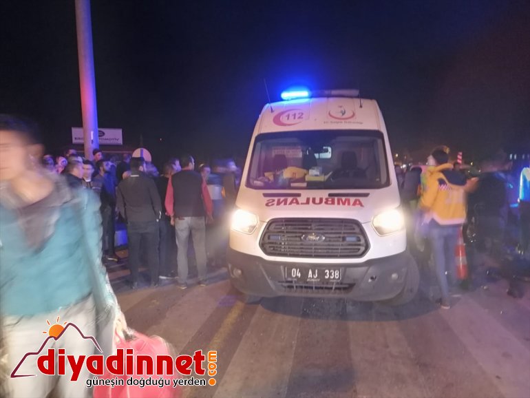 Hasta taşıyan ambulansla otomobil çarpıştı: 1 ölü, 9 yaralı - AĞRI 3