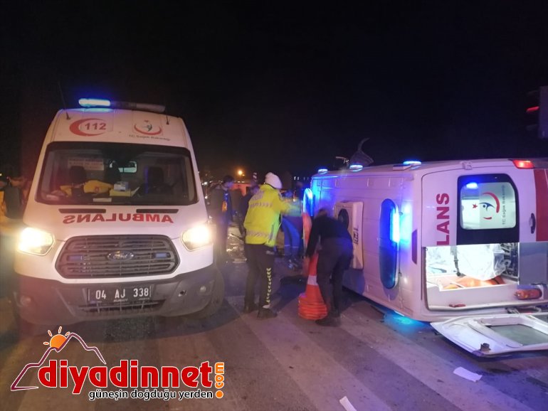 Hasta taşıyan ambulansla otomobil çarpıştı: 1 ölü, 9 yaralı - AĞRI 4