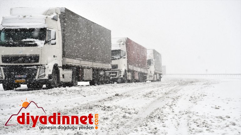Kar yağışı Tendürek Geçidi'nde ulaşımı aksattı