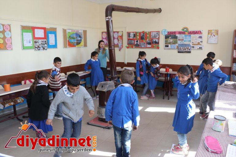 Köy okulunun hem Külkedisi hem de Pamuk Prensesi - AĞRI12