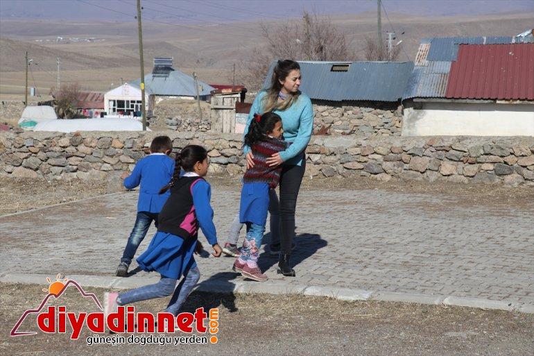 Köy okulunun hem Külkedisi hem de Pamuk Prensesi - AĞRI13