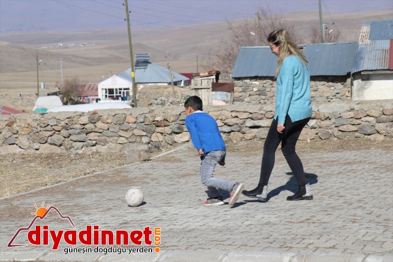 Köy okulunun hem Külkedisi hem de Pamuk Prensesi - AĞRI14