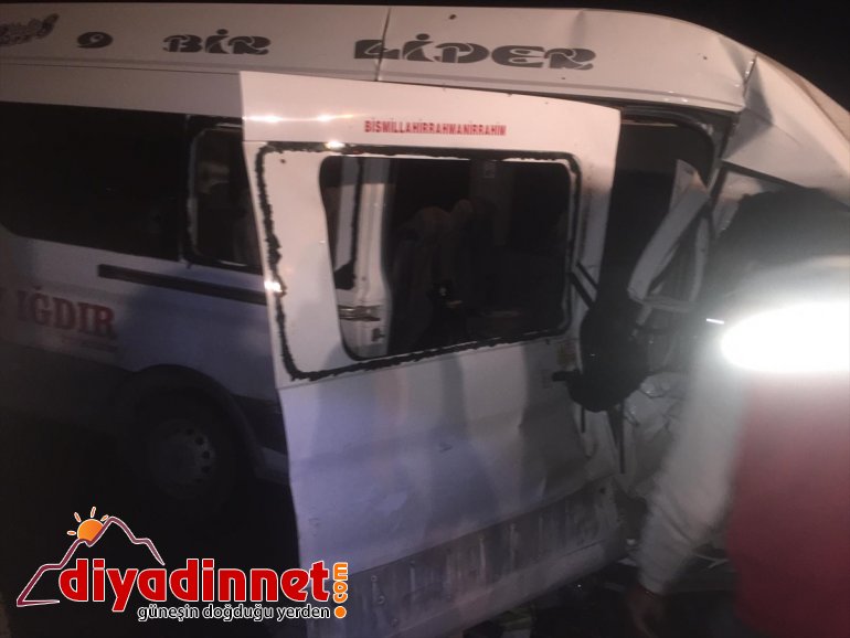 Minibüs ile traktör çarpıştı: 1 ölü, 18 yaralı - AĞRI2