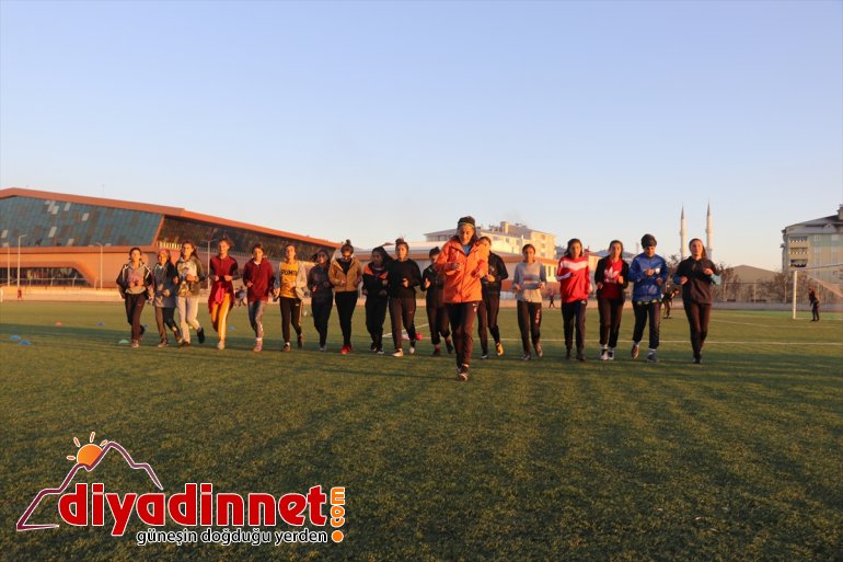 Tabuları yıkan kardelenler yeşil sahaların yıldızı oldu - AĞRI 5