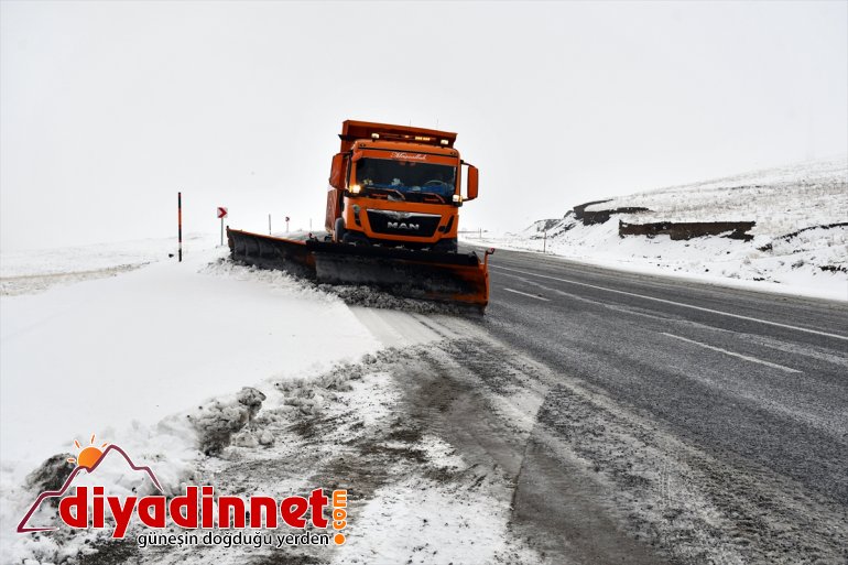 Tendürek Geçidi'nde kar yağışı ve sis
