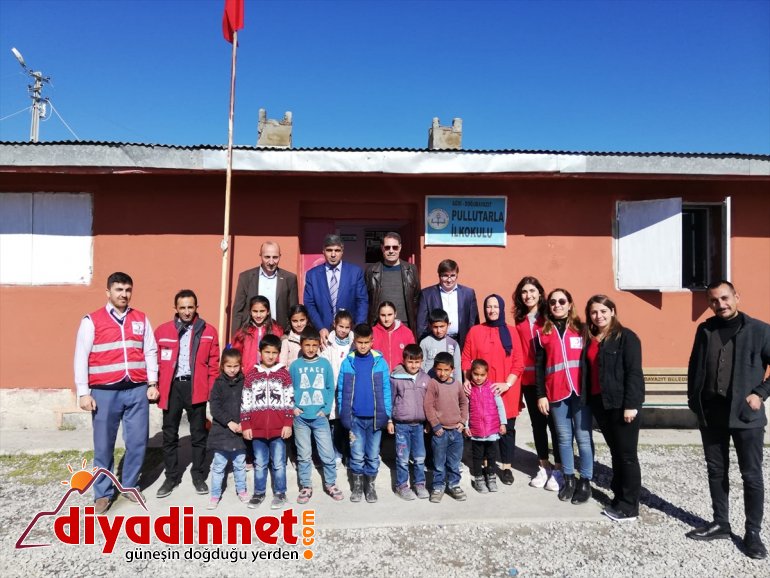Türk Kızılayın giyecek yardımları çocukları ısıtacak