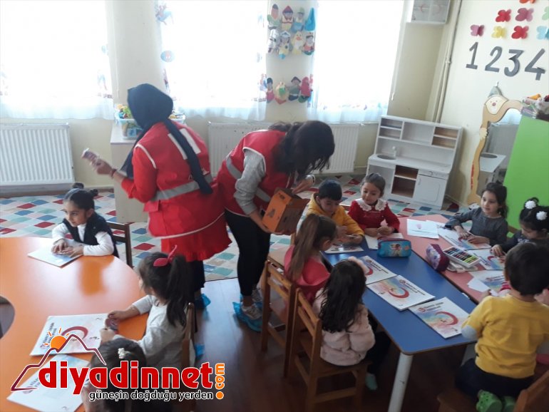 Türk Kızılayın giyecek yardımları çocukları ısıtacak 2