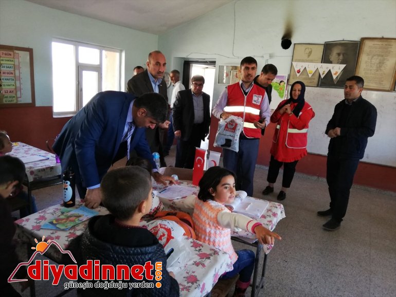 Türk Kızılayın giyecek yardımları çocukları ısıtacak 4