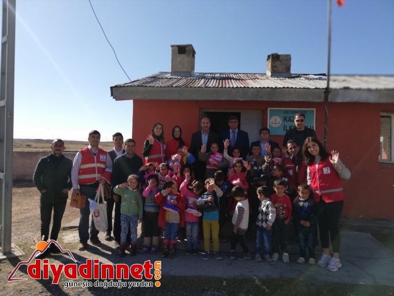 Türk Kızılayın giyecek yardımları çocukları ısıtacak 5
