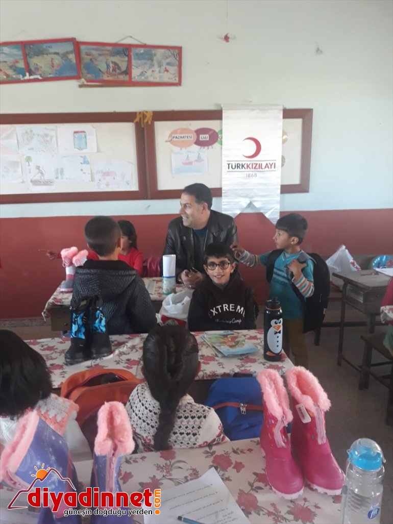 Türk Kızılayın giyecek yardımları çocukları ısıtacak 6