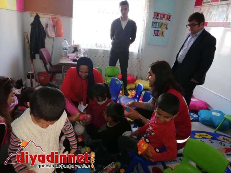 Türk Kızılayın giyecek yardımları çocukları ısıtacak 7