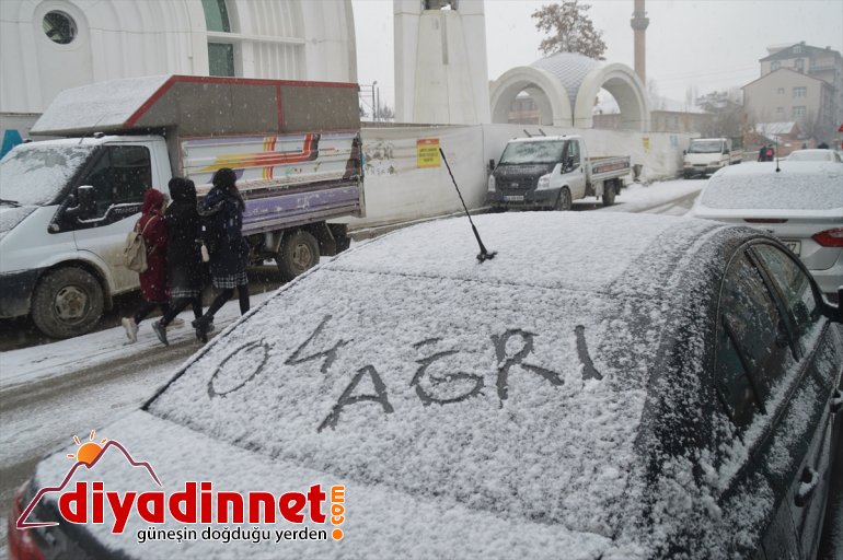 Ağrı'da kar yağışı etkili oluyor