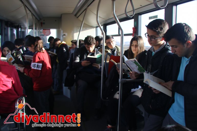 Ağrılı öğrenciler kitap okuyarak fidanlara hayat veriyor