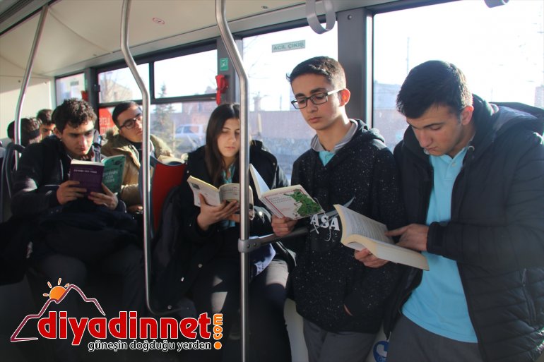 Ağrılı öğrenciler kitap okuyarak fidanlara hayat veriyor2
