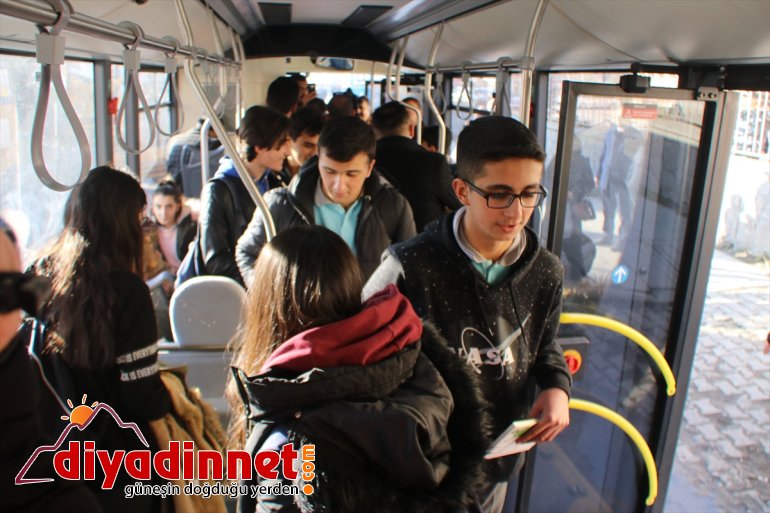 Ağrılı öğrenciler kitap okuyarak fidanlara hayat veriyor3