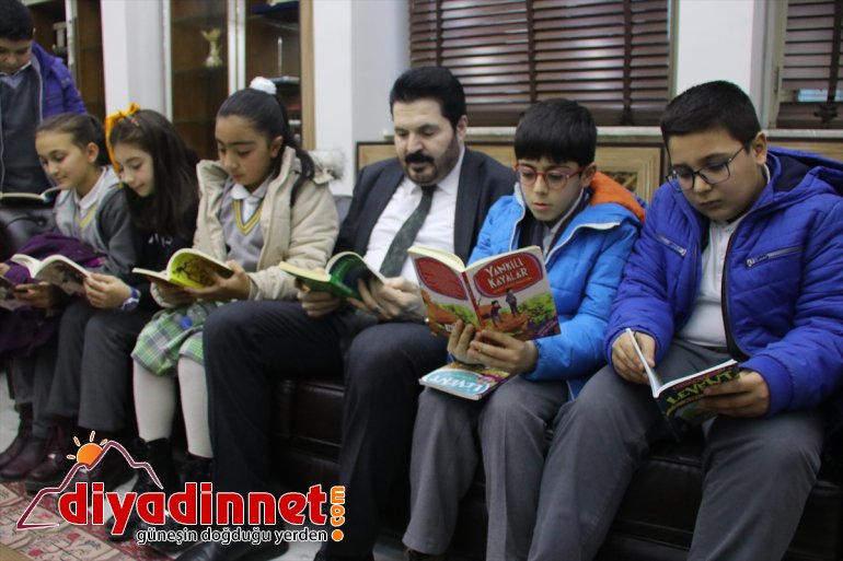 Ağrılı öğrenciler kitap okuyarak fidanlara hayat veriyor5