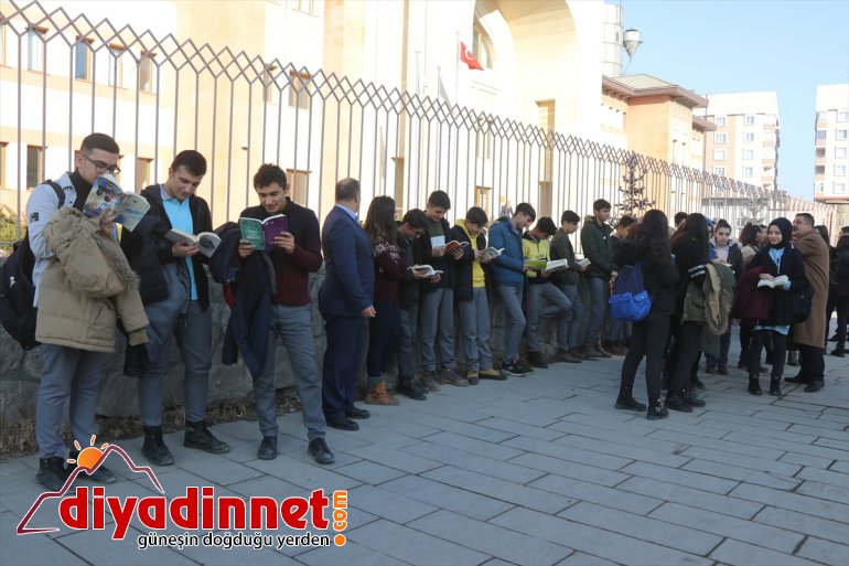 Ağrılı öğrenciler kitap okuyarak fidanlara hayat veriyor6