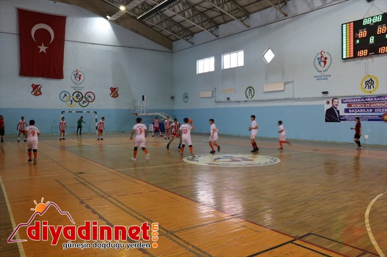 Ağrılı sporculardan trafik kazası geçiren hentbolculara destek2