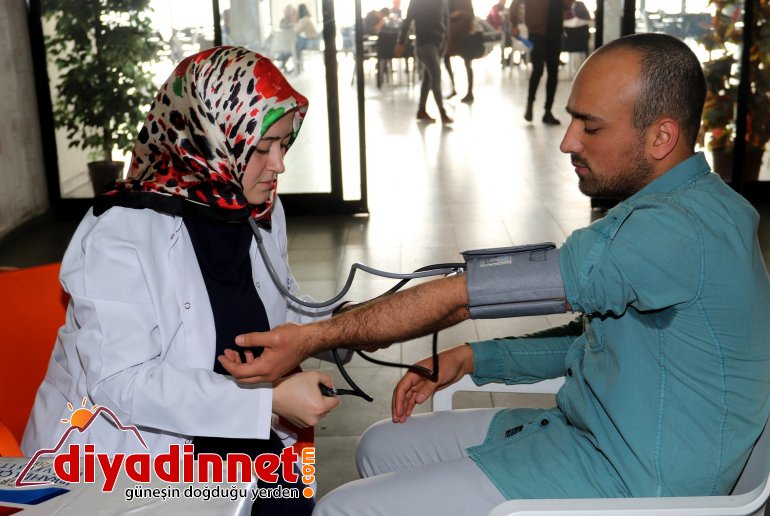 AİÇÜ Eczacılık Kulübü Öğrencileri Şeker ve Tansiyon Ölçümü Yaptı1