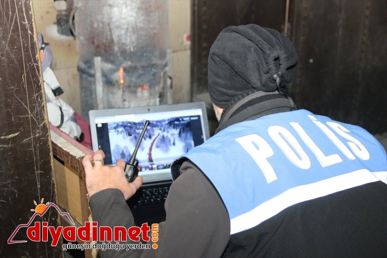 Gece nöbetindeki polisler, AA