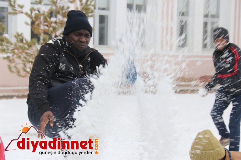 Karla ilk kez Ağrı'da tanışan yabancı uyruklu öğrencilerin sevinci gülümsetti