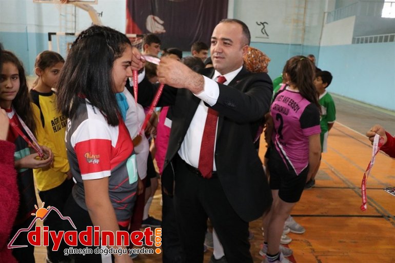 Mehmet Akif Ersoy Ortaokulu Voleybol Şampiyonu Oldu