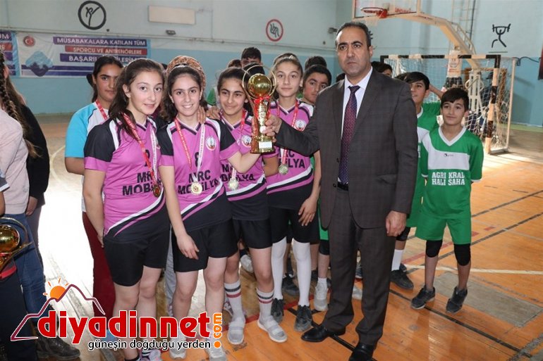 Mehmet Akif Ersoy Ortaokulu Voleybol Şampiyonu Oldu3