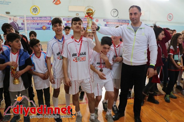 Mehmet Akif Ersoy Ortaokulu Voleybol Şampiyonu Oldu5