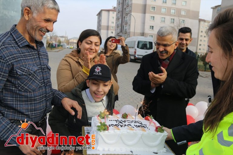 Polisliğe ilgi duyan engelli çocuğa polislerden doğum günü sürprizi