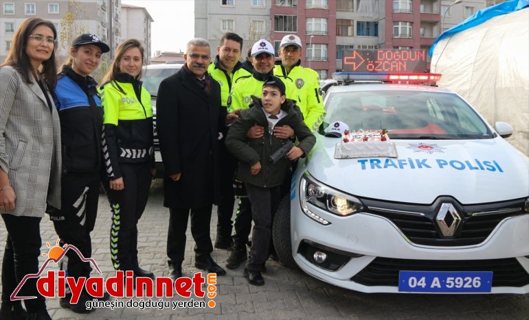Polisliğe ilgi duyan engelli çocuğa polislerden doğum günü sürprizi - AĞRI4